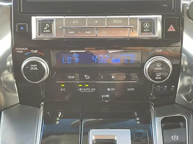 トヨタ ヴェルファイア Z Aエディション 愛知県 2015(平27)年 8.2万km ホワイトパールクリスタルシャイン TEIN車高調/モデリスタフロントグリル/ETC/USB/HDMI接続/クルーズコントロール/両側パワースライドドア/ツインムーンルーフ/純正フロアマット/ウォークスルー（2列目）/オットマン（N、2列目）/純正18インチアルミホイール/LEDヘッドライト/コーナーセンサー/横滑り防止装置/衝突軽減ブレーキ/MTモード付きAT/AC100V/全席オートエアコン/スマートキー/プッシュスタート
