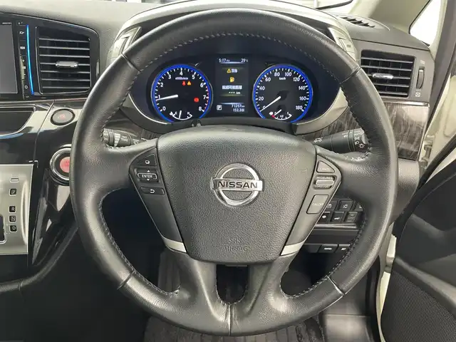 日産 エルグランド 250ハイウェイスター プレミアム 滋賀県 2017(平29)年 7.2万km ブリリアントホワイトパール 純正9インチナビ/【Bluetooth/CD/DVD/Blu-ray/フルセグTV/SD】/バックカメラ/クルーズコントロール/レザーシート/両側パワースライドドア/純正フリップダウンモニター/LEDヘッドライト/オートライト/D/Nパワーシート/D/Nシートヒーター/N席/二列目オットマン/前方ドライブレコーダー/ビルトインETC/パワーバックドア/シートポジションメモリ/ドアバイザー/純正フロアマット/後席サンシェード/プッシュスタート/スマートキー/ステアリングリモコン