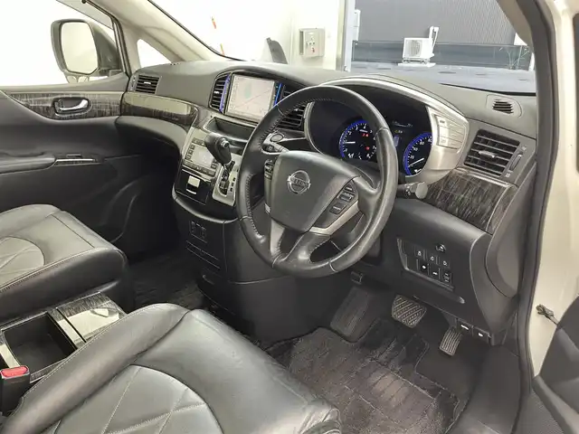 日産 エルグランド 250ハイウェイスター プレミアム 滋賀県 2017(平29)年 7.2万km ブリリアントホワイトパール 純正9インチナビ/【Bluetooth/CD/DVD/Blu-ray/フルセグTV/SD】/バックカメラ/クルーズコントロール/レザーシート/両側パワースライドドア/純正フリップダウンモニター/LEDヘッドライト/オートライト/D/Nパワーシート/D/Nシートヒーター/N席/二列目オットマン/前方ドライブレコーダー/ビルトインETC/パワーバックドア/シートポジションメモリ/ドアバイザー/純正フロアマット/後席サンシェード/プッシュスタート/スマートキー/ステアリングリモコン