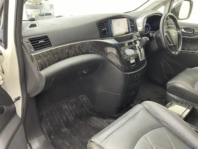 日産 エルグランド 250ハイウェイスター プレミアム 滋賀県 2017(平29)年 7.2万km ブリリアントホワイトパール 純正9インチナビ/【Bluetooth/CD/DVD/Blu-ray/フルセグTV/SD】/バックカメラ/クルーズコントロール/レザーシート/両側パワースライドドア/純正フリップダウンモニター/LEDヘッドライト/オートライト/D/Nパワーシート/D/Nシートヒーター/N席/二列目オットマン/前方ドライブレコーダー/ビルトインETC/パワーバックドア/シートポジションメモリ/ドアバイザー/純正フロアマット/後席サンシェード/プッシュスタート/スマートキー/ステアリングリモコン