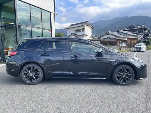 トヨタ カローラツーリング ハイブリッド ダブルバイビー 愛媛県 2020(令2)年 3.4万km ブラックマイカ 純正9型ディスプレイオーディオ(BT/フルセグTV)/バックカメラ/白半革温シート/トヨタセーフティセンス/衝突被害軽減装置/車線逸脱防止装置/ブラインドスポットモニター/レーダークルーズコントロール/クリアランスソナー/全方位ドライブレコーダー/100V/1500Wコンセント/電格ミラー/ヒートミラー/ステアリングリモコン/ヒーター/電動パーキングブレーキ/AutoHold機能/LEDヘッドライト/オートライト/現状サマー(純正AW)(215/45/R17)/BRIDGESTONE TURANZA T002/禁煙車