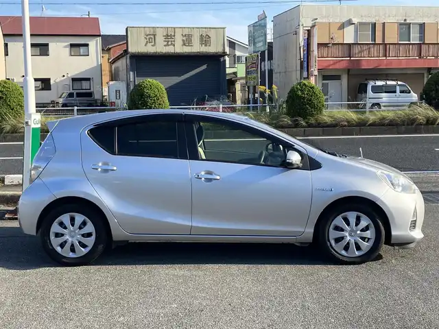 トヨタ アクア S 三重県 2012(平24)年 17万km シルバーM ♪ワンオーナー♪/♪純正ナビ/ ・CD再生・Bluetooth/ ・ワンセグ/♪バックカメラ/♪スマートキー/♪プッシュスタート/♪アイドリングストップ/♪コーナーポール/♪ウィンカーミラー/♪オートライト/♪ヘッドライトレベライザー/♪フロアマット/♪ドアバイザー/♪電格ミラー/♪プライバシーガラス/♪ETC