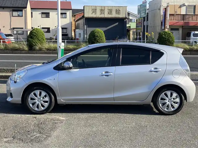 トヨタ アクア S 三重県 2012(平24)年 17万km シルバーM ♪ワンオーナー♪/♪純正ナビ/ ・CD再生・Bluetooth/ ・ワンセグ/♪バックカメラ/♪スマートキー/♪プッシュスタート/♪アイドリングストップ/♪コーナーポール/♪ウィンカーミラー/♪オートライト/♪ヘッドライトレベライザー/♪フロアマット/♪ドアバイザー/♪電格ミラー/♪プライバシーガラス/♪ETC