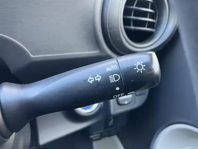 トヨタ アクア S 三重県 2012(平24)年 17万km シルバーM ♪ワンオーナー♪/♪純正ナビ/ ・CD再生・Bluetooth/ ・ワンセグ/♪バックカメラ/♪スマートキー/♪プッシュスタート/♪アイドリングストップ/♪コーナーポール/♪ウィンカーミラー/♪オートライト/♪ヘッドライトレベライザー/♪フロアマット/♪ドアバイザー/♪電格ミラー/♪プライバシーガラス/♪ETC