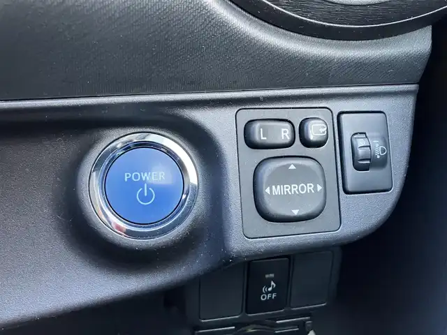 トヨタ アクア S 三重県 2012(平24)年 17万km シルバーM ♪ワンオーナー♪/♪純正ナビ/ ・CD再生・Bluetooth/ ・ワンセグ/♪バックカメラ/♪スマートキー/♪プッシュスタート/♪アイドリングストップ/♪コーナーポール/♪ウィンカーミラー/♪オートライト/♪ヘッドライトレベライザー/♪フロアマット/♪ドアバイザー/♪電格ミラー/♪プライバシーガラス/♪ETC