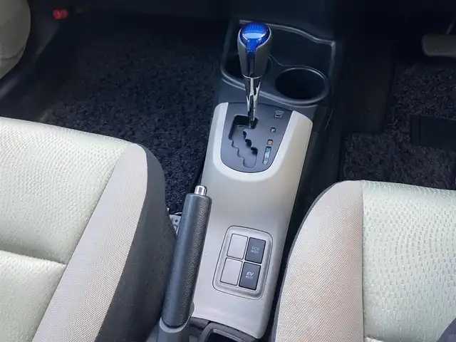 トヨタ アクア S 三重県 2012(平24)年 17万km シルバーM ♪ワンオーナー♪/♪純正ナビ/ ・CD再生・Bluetooth/ ・ワンセグ/♪バックカメラ/♪スマートキー/♪プッシュスタート/♪アイドリングストップ/♪コーナーポール/♪ウィンカーミラー/♪オートライト/♪ヘッドライトレベライザー/♪フロアマット/♪ドアバイザー/♪電格ミラー/♪プライバシーガラス/♪ETC