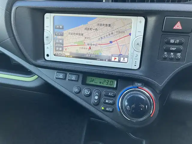 トヨタ アクア S 三重県 2012(平24)年 17万km シルバーM ♪ワンオーナー♪/♪純正ナビ/ ・CD再生・Bluetooth/ ・ワンセグ/♪バックカメラ/♪スマートキー/♪プッシュスタート/♪アイドリングストップ/♪コーナーポール/♪ウィンカーミラー/♪オートライト/♪ヘッドライトレベライザー/♪フロアマット/♪ドアバイザー/♪電格ミラー/♪プライバシーガラス/♪ETC