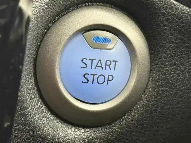 日産 ノート e－パワー X Vセレクション 愛知県 2020(令2)年 4.3万km シルバー 純正ナビ/アラウンドビューモニター/デジタルインナーミラー/エマージェンシーブレーキ/純正15インチアルミホイール/車線逸脱警報機能/LEDヘッドライト/ドライブレコーダー/Bluetooth/スマートキー/プッシュスタート/電動格納ミラー/ETC