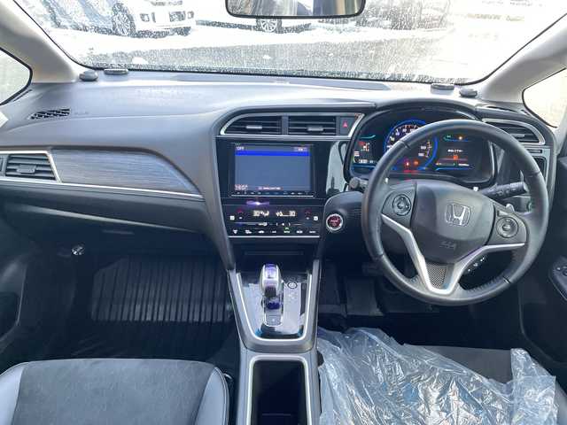 ホンダ シャトル ハイブリッド Z 新潟県 2015(平27)年 6.3万km ティンテッドシルバーM 純正8インチナビ　/　CD/DVD/BT/USB/SD/フルセグＴＶ　/あんしんパッケージ/　シティブレーキアクティブシステム/　サイドカーテンエアバッグシステム/　誤発進抑制機能/コンフォートビューパッケージ/　親水/ヒーテッドドアミラー/　フロントドア撥水ガラス/　熱線入りフロントウインドウ/バックカメラ　/コーナーセンサー/シートヒーター　/ハーフレザーシート/クルーズコントロール　/純正アルミホイール１６インチ　/ＬＥＤオートヘッドライト/フォグランプ/プッシュスタート/スマートキー/パドルシフト/革巻きステアリング/電動格納ウインカーミラー/ステアリングスイッチ/ＥＴＣ　/純正フロアマット　/ドアバイザー