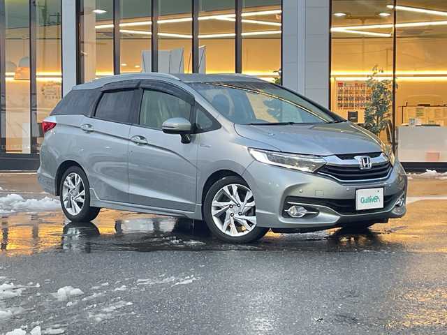 ホンダ シャトル ハイブリッド Z 新潟県 2015(平27)年 6.3万km ティンテッドシルバーM 純正8インチナビ　/　CD/DVD/BT/USB/SD/フルセグＴＶ　/あんしんパッケージ/　シティブレーキアクティブシステム/　サイドカーテンエアバッグシステム/　誤発進抑制機能/コンフォートビューパッケージ/　親水/ヒーテッドドアミラー/　フロントドア撥水ガラス/　熱線入りフロントウインドウ/バックカメラ　/コーナーセンサー/シートヒーター　/ハーフレザーシート/クルーズコントロール　/純正アルミホイール１６インチ　/ＬＥＤオートヘッドライト/フォグランプ/プッシュスタート/スマートキー/パドルシフト/革巻きステアリング/電動格納ウインカーミラー/ステアリングスイッチ/ＥＴＣ　/純正フロアマット　/ドアバイザー