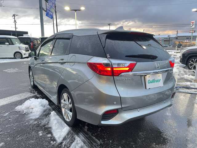 ホンダ シャトル ハイブリッド Z 新潟県 2015(平27)年 6.3万km ティンテッドシルバーM 純正8インチナビ　/　CD/DVD/BT/USB/SD/フルセグＴＶ　/あんしんパッケージ/　シティブレーキアクティブシステム/　サイドカーテンエアバッグシステム/　誤発進抑制機能/コンフォートビューパッケージ/　親水/ヒーテッドドアミラー/　フロントドア撥水ガラス/　熱線入りフロントウインドウ/バックカメラ　/コーナーセンサー/シートヒーター　/ハーフレザーシート/クルーズコントロール　/純正アルミホイール１６インチ　/ＬＥＤオートヘッドライト/フォグランプ/プッシュスタート/スマートキー/パドルシフト/革巻きステアリング/電動格納ウインカーミラー/ステアリングスイッチ/ＥＴＣ　/純正フロアマット　/ドアバイザー