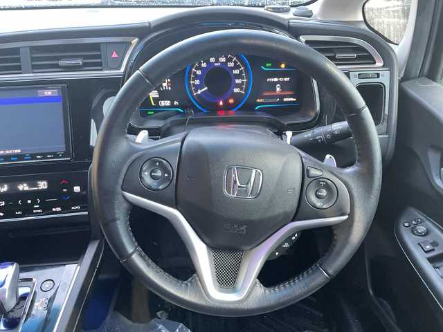 ホンダ シャトル ハイブリッド Z 新潟県 2015(平27)年 6.3万km ティンテッドシルバーM 純正8インチナビ　/　CD/DVD/BT/USB/SD/フルセグＴＶ　/あんしんパッケージ/　シティブレーキアクティブシステム/　サイドカーテンエアバッグシステム/　誤発進抑制機能/コンフォートビューパッケージ/　親水/ヒーテッドドアミラー/　フロントドア撥水ガラス/　熱線入りフロントウインドウ/バックカメラ　/コーナーセンサー/シートヒーター　/ハーフレザーシート/クルーズコントロール　/純正アルミホイール１６インチ　/ＬＥＤオートヘッドライト/フォグランプ/プッシュスタート/スマートキー/パドルシフト/革巻きステアリング/電動格納ウインカーミラー/ステアリングスイッチ/ＥＴＣ　/純正フロアマット　/ドアバイザー