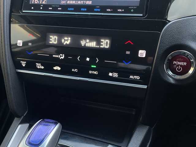 ホンダ シャトル ハイブリッド Z 新潟県 2015(平27)年 6.3万km ティンテッドシルバーM 純正8インチナビ　/　CD/DVD/BT/USB/SD/フルセグＴＶ　/あんしんパッケージ/　シティブレーキアクティブシステム/　サイドカーテンエアバッグシステム/　誤発進抑制機能/コンフォートビューパッケージ/　親水/ヒーテッドドアミラー/　フロントドア撥水ガラス/　熱線入りフロントウインドウ/バックカメラ　/コーナーセンサー/シートヒーター　/ハーフレザーシート/クルーズコントロール　/純正アルミホイール１６インチ　/ＬＥＤオートヘッドライト/フォグランプ/プッシュスタート/スマートキー/パドルシフト/革巻きステアリング/電動格納ウインカーミラー/ステアリングスイッチ/ＥＴＣ　/純正フロアマット　/ドアバイザー