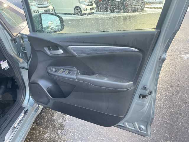 ホンダ シャトル ハイブリッド Z 新潟県 2015(平27)年 6.3万km ティンテッドシルバーM 純正8インチナビ　/　CD/DVD/BT/USB/SD/フルセグＴＶ　/あんしんパッケージ/　シティブレーキアクティブシステム/　サイドカーテンエアバッグシステム/　誤発進抑制機能/コンフォートビューパッケージ/　親水/ヒーテッドドアミラー/　フロントドア撥水ガラス/　熱線入りフロントウインドウ/バックカメラ　/コーナーセンサー/シートヒーター　/ハーフレザーシート/クルーズコントロール　/純正アルミホイール１６インチ　/ＬＥＤオートヘッドライト/フォグランプ/プッシュスタート/スマートキー/パドルシフト/革巻きステアリング/電動格納ウインカーミラー/ステアリングスイッチ/ＥＴＣ　/純正フロアマット　/ドアバイザー