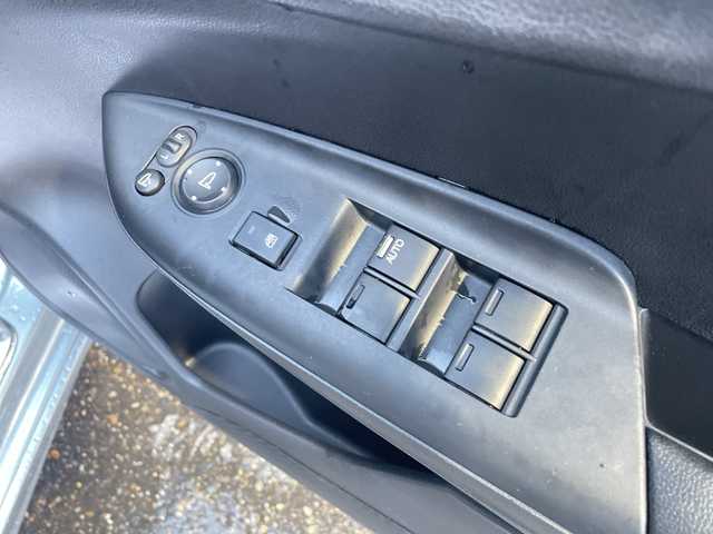 ホンダ シャトル ハイブリッド Z 新潟県 2015(平27)年 6.3万km ティンテッドシルバーM 純正8インチナビ　/　CD/DVD/BT/USB/SD/フルセグＴＶ　/あんしんパッケージ/　シティブレーキアクティブシステム/　サイドカーテンエアバッグシステム/　誤発進抑制機能/コンフォートビューパッケージ/　親水/ヒーテッドドアミラー/　フロントドア撥水ガラス/　熱線入りフロントウインドウ/バックカメラ　/コーナーセンサー/シートヒーター　/ハーフレザーシート/クルーズコントロール　/純正アルミホイール１６インチ　/ＬＥＤオートヘッドライト/フォグランプ/プッシュスタート/スマートキー/パドルシフト/革巻きステアリング/電動格納ウインカーミラー/ステアリングスイッチ/ＥＴＣ　/純正フロアマット　/ドアバイザー