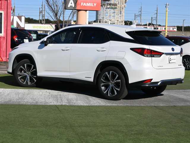レクサス ＲＸ 450h バージョンL 千葉県 2021(令3)年 4.6万km ソニッククォーツ 235/55R20/Lexus Safety System+/・プリクラッシュセーフティ/・レーンディパーチャーアラート/・オートハイビーム/・レーダークルーズコントロール/・ブラインドスポットモニター/パワーバックドア/セミアニリンレザーシート/前席パワーシート/エアシート/各席シートヒーター/リア電動リクライニングシート/純正SDナビ/地デジTV/【DVD/CD再生機能　Bluetooth接続】/パノラミックビューモニター/ドライブレコーダー（前後撮影）/置くだけ充電/コンビハンドル/ステアリングスイッチ/パドルシフト/ETC（2.0）/3眼LEDヘッドライト/ウインカーミラー/クリアランスソナー/純正20インチアルミホイル/サイド/カーテンエアバッグ/スマートキー
