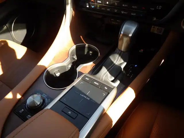 レクサス ＲＸ 450h バージョンL 千葉県 2021(令3)年 4.6万km ソニッククォーツ 235/55R20/Lexus Safety System+/・プリクラッシュセーフティ/・レーンディパーチャーアラート/・オートハイビーム/・レーダークルーズコントロール/・ブラインドスポットモニター/パワーバックドア/セミアニリンレザーシート/前席パワーシート/エアシート/各席シートヒーター/リア電動リクライニングシート/純正SDナビ/地デジTV/【DVD/CD再生機能　Bluetooth接続】/パノラミックビューモニター/ドライブレコーダー（前後撮影）/置くだけ充電/コンビハンドル/ステアリングスイッチ/パドルシフト/ETC（2.0）/3眼LEDヘッドライト/ウインカーミラー/クリアランスソナー/純正20インチアルミホイル/サイド/カーテンエアバッグ/スマートキー