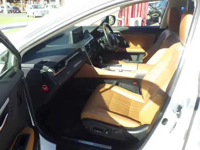 レクサス ＲＸ 450h バージョンL 千葉県 2021(令3)年 4.6万km ソニッククォーツ 235/55R20/Lexus Safety System+/・プリクラッシュセーフティ/・レーンディパーチャーアラート/・オートハイビーム/・レーダークルーズコントロール/・ブラインドスポットモニター/パワーバックドア/セミアニリンレザーシート/前席パワーシート/エアシート/各席シートヒーター/リア電動リクライニングシート/純正SDナビ/地デジTV/【DVD/CD再生機能　Bluetooth接続】/パノラミックビューモニター/ドライブレコーダー（前後撮影）/置くだけ充電/コンビハンドル/ステアリングスイッチ/パドルシフト/ETC（2.0）/3眼LEDヘッドライト/ウインカーミラー/クリアランスソナー/純正20インチアルミホイル/サイド/カーテンエアバッグ/スマートキー