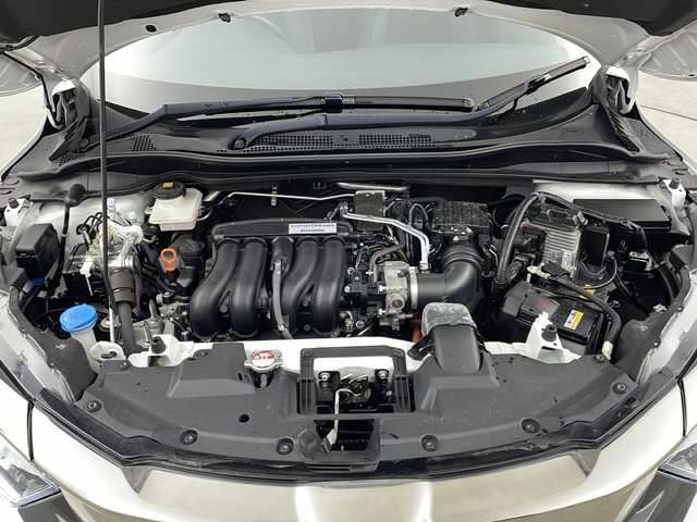 ホンダ ヴェゼル ハイブリッド Z ホンダセンシング 兵庫県 2020(令2)年 6.1万km プラチナホワイトパール レーンキープアシスト/衝突被害軽減システム/先行車発信検知/車線逸脱警報/フロントガラス熱戦スイッチ/純正ナビ（VXM-205VFEi）/・AM/FM/・CD/DVD/・SD/Bluetooth/・フルセグTV/ビルトインETC/前後ドライブレコーダー/革巻きステアリング/ステアリングスイッチ/レーダークルーズコントロール/ハーフレザーシート/前席パワーシート/前席シートヒーター/シートメモリー/電子パーキングブレーキ/ブレーキホールド/LEDヘッドライト/フォグランプ/オートヘッドライト/オートリトラーミラー/純正フロアマット/純正アルミホイール/プッシュスタート＆スマートキー/アイドリングストップ