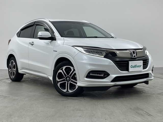 ホンダ ヴェゼル ハイブリッド Z ホンダセンシング 兵庫県 2020(令2)年 6.1万km プラチナホワイトパール レーンキープアシスト/衝突被害軽減システム/先行車発信検知/車線逸脱警報/フロントガラス熱戦スイッチ/純正ナビ（VXM-205VFEi）/・AM/FM/・CD/DVD/・SD/Bluetooth/・フルセグTV/ビルトインETC/前後ドライブレコーダー/革巻きステアリング/ステアリングスイッチ/レーダークルーズコントロール/ハーフレザーシート/前席パワーシート/前席シートヒーター/シートメモリー/電子パーキングブレーキ/ブレーキホールド/LEDヘッドライト/フォグランプ/オートヘッドライト/オートリトラーミラー/純正フロアマット/純正アルミホイール/プッシュスタート＆スマートキー/アイドリングストップ