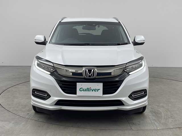 ホンダ ヴェゼル ハイブリッド Z ホンダセンシング 兵庫県 2020(令2)年 6.1万km プラチナホワイトパール レーンキープアシスト/衝突被害軽減システム/先行車発信検知/車線逸脱警報/フロントガラス熱戦スイッチ/純正ナビ（VXM-205VFEi）/・AM/FM/・CD/DVD/・SD/Bluetooth/・フルセグTV/ビルトインETC/前後ドライブレコーダー/革巻きステアリング/ステアリングスイッチ/レーダークルーズコントロール/ハーフレザーシート/前席パワーシート/前席シートヒーター/シートメモリー/電子パーキングブレーキ/ブレーキホールド/LEDヘッドライト/フォグランプ/オートヘッドライト/オートリトラーミラー/純正フロアマット/純正アルミホイール/プッシュスタート＆スマートキー/アイドリングストップ