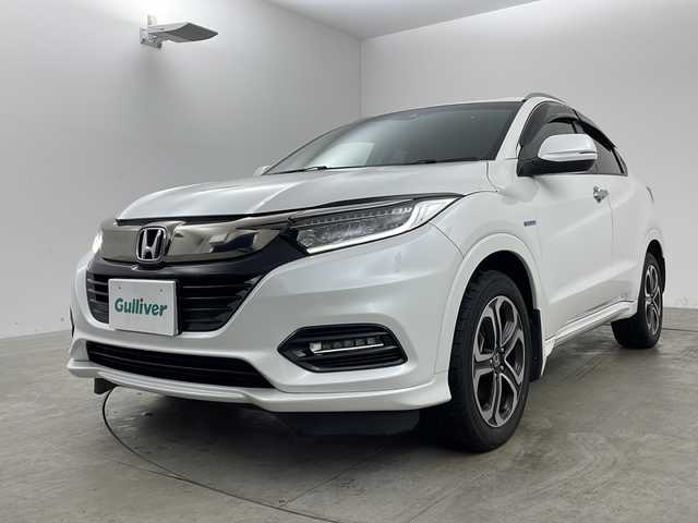 ホンダ ヴェゼル ハイブリッド Z ホンダセンシング 兵庫県 2020(令2)年 6.1万km プラチナホワイトパール レーンキープアシスト/衝突被害軽減システム/先行車発信検知/車線逸脱警報/フロントガラス熱戦スイッチ/純正ナビ（VXM-205VFEi）/・AM/FM/・CD/DVD/・SD/Bluetooth/・フルセグTV/ビルトインETC/前後ドライブレコーダー/革巻きステアリング/ステアリングスイッチ/レーダークルーズコントロール/ハーフレザーシート/前席パワーシート/前席シートヒーター/シートメモリー/電子パーキングブレーキ/ブレーキホールド/LEDヘッドライト/フォグランプ/オートヘッドライト/オートリトラーミラー/純正フロアマット/純正アルミホイール/プッシュスタート＆スマートキー/アイドリングストップ