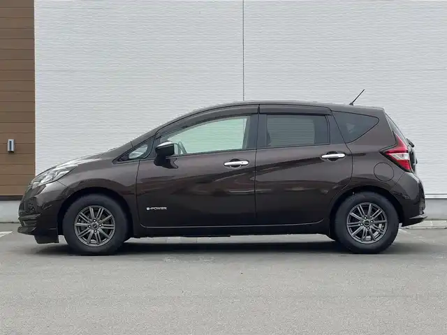 日産 ノート e－パワー X 秋田県 2018(平30)年 4.6万km ロゼブロンズ 純正ナビ/スマートキー/フルセグ/衝突軽減システム/ETC/ワンオーナー/コーナーセンサー/社外アルミ/アイドリングストップ/プッシュスタート/レーンキープアシスト/横滑り防止/純正フロアマット/純正ドアバイザー/オートエアコン/オートライト/パワーステアリング/パワーウィンドウ/保証書/取扱説明書/記録簿