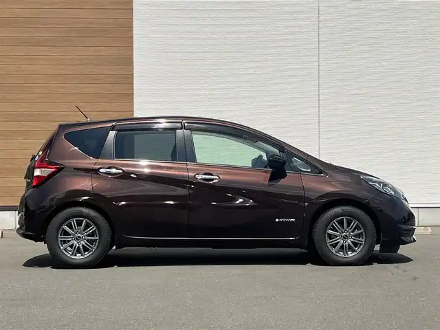 日産 ノート e－パワー X 秋田県 2018(平30)年 4.6万km ロゼブロンズ 純正ナビ/スマートキー/フルセグ/衝突軽減システム/ETC/ワンオーナー/コーナーセンサー/社外アルミ/アイドリングストップ/プッシュスタート/レーンキープアシスト/横滑り防止/純正フロアマット/純正ドアバイザー/オートエアコン/オートライト/パワーステアリング/パワーウィンドウ/保証書/取扱説明書/記録簿