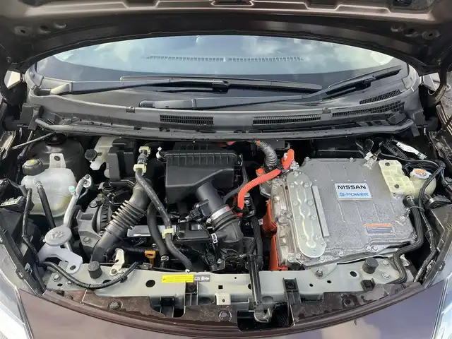 日産 ノート e－パワー X 秋田県 2018(平30)年 4.6万km ロゼブロンズ 純正ナビ/スマートキー/フルセグ/衝突軽減システム/ETC/ワンオーナー/コーナーセンサー/社外アルミ/アイドリングストップ/プッシュスタート/レーンキープアシスト/横滑り防止/純正フロアマット/純正ドアバイザー/オートエアコン/オートライト/パワーステアリング/パワーウィンドウ/保証書/取扱説明書/記録簿