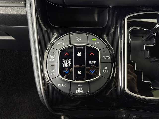 トヨタ エスクァイア Gi プレミアムパッケージ ブラックテーラード 秋田県 2021(令3)年 1.8万km ブラック アルパインメモリーナビ 【BT/CD/DVD/HDMI】/フルセグTV/両側パワースライドドア　/社外フリップダウンモニター　/純正エンジンスターター /ビルトインETC /純正エアロ　/ハーフレザーシート　/革巻きステアリング/ステアリングリモコン/ステアリングヒーター　/プッシュスタート /スマートキー　/スペアキー有り/純正AW/トヨターセーフティンス/クリアランスソナー /横滑り防止装置/前席シートヒーター/寒冷地仕様/デジタルインナーミラー/クルーズコントロール/保証書/取扱説明書