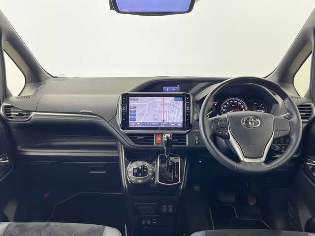 トヨタ エスクァイア Gi プレミアムパッケージ ブラックテーラード 秋田県 2021(令3)年 1.8万km ブラック アルパインメモリーナビ 【BT/CD/DVD/HDMI】/フルセグTV/両側パワースライドドア　/社外フリップダウンモニター　/純正エンジンスターター /ビルトインETC /純正エアロ　/ハーフレザーシート　/革巻きステアリング/ステアリングリモコン/ステアリングヒーター　/プッシュスタート /スマートキー　/スペアキー有り/純正AW/トヨターセーフティンス/クリアランスソナー /横滑り防止装置/前席シートヒーター/寒冷地仕様/デジタルインナーミラー/クルーズコントロール/保証書/取扱説明書
