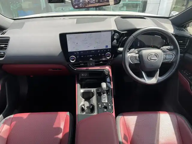 レクサス ＮＸ 350h バージョンL 東京都 2023(令5)年 1.7万km ソニッククォーツ パノラマルーフ/モデリスタエロ/3眼LEDヘッドライト/パノラマミックビューモニター/ヘッドアップディスプレイ/ルーフレール/デジタルインナーミラー/Lexus Safety System＋/・プリクラッシュセーフティ/・レーンチェンジアシスト/・オートマチックハイビーム/・レーダークルーズコントロール/・ブラインドスポットモニター/パーキングアシスト/シートヒーター/ベンチレーションシート/ハンドルヒーター/ビルトインETC2.0/ドライブレコーダー/パドルシフト/パワーバックドア