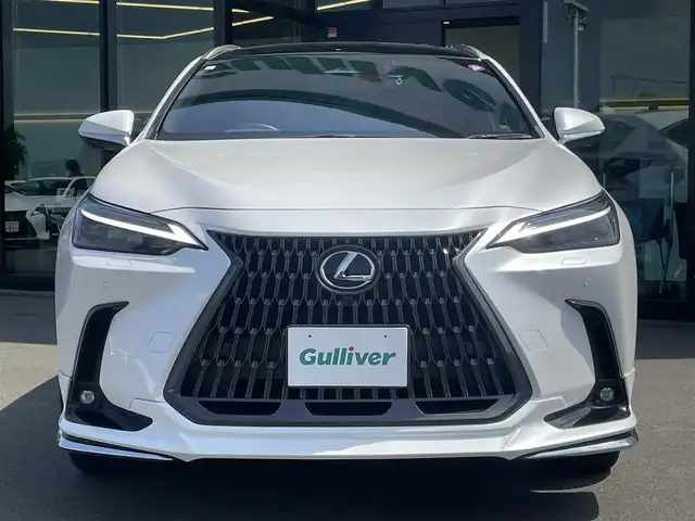レクサス ＮＸ 350h バージョンL 東京都 2023(令5)年 1.7万km ソニッククォーツ パノラマルーフ/モデリスタエロ/3眼LEDヘッドライト/パノラマミックビューモニター/ヘッドアップディスプレイ/ルーフレール/デジタルインナーミラー/Lexus Safety System＋/・プリクラッシュセーフティ/・レーンチェンジアシスト/・オートマチックハイビーム/・レーダークルーズコントロール/・ブラインドスポットモニター/パーキングアシスト/シートヒーター/ベンチレーションシート/ハンドルヒーター/ビルトインETC2.0/ドライブレコーダー/パドルシフト/パワーバックドア