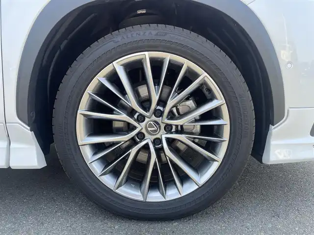 レクサス ＮＸ 350h バージョンL 東京都 2023(令5)年 1.7万km ソニッククォーツ パノラマルーフ/モデリスタエロ/3眼LEDヘッドライト/パノラマミックビューモニター/ヘッドアップディスプレイ/ルーフレール/デジタルインナーミラー/Lexus Safety System＋/・プリクラッシュセーフティ/・レーンチェンジアシスト/・オートマチックハイビーム/・レーダークルーズコントロール/・ブラインドスポットモニター/パーキングアシスト/シートヒーター/ベンチレーションシート/ハンドルヒーター/ビルトインETC2.0/ドライブレコーダー/パドルシフト/パワーバックドア