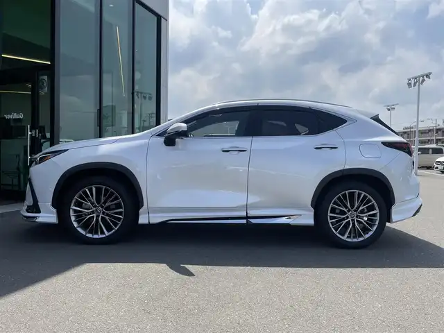 レクサス ＮＸ 350h バージョンL 東京都 2023(令5)年 1.7万km ソニッククォーツ パノラマルーフ/モデリスタエロ/3眼LEDヘッドライト/パノラマミックビューモニター/ヘッドアップディスプレイ/ルーフレール/デジタルインナーミラー/Lexus Safety System＋/・プリクラッシュセーフティ/・レーンチェンジアシスト/・オートマチックハイビーム/・レーダークルーズコントロール/・ブラインドスポットモニター/パーキングアシスト/シートヒーター/ベンチレーションシート/ハンドルヒーター/ビルトインETC2.0/ドライブレコーダー/パドルシフト/パワーバックドア