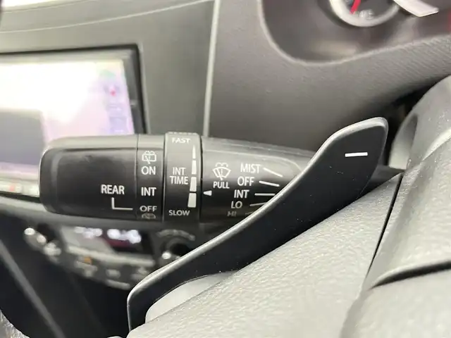 スズキ スイフト RS 千葉県 2014(平26)年 3.7万km プレミアムシルバーメタリック 社外7インチナビ/・フルセグTV・CD/DVD・FM/AM/クルーズコントロール/横滑り防止装置/アイドリングストップ/フォグランプ/ウィンカーミラー/電動格納ミラー/純正16インチAW/シートリフター/ステアリングヒーター/ステアリングスイッチ/プッシュスタート/スマートキー/フロアマット/ドアバイザー/スペアキー/取扱説明書/保証書