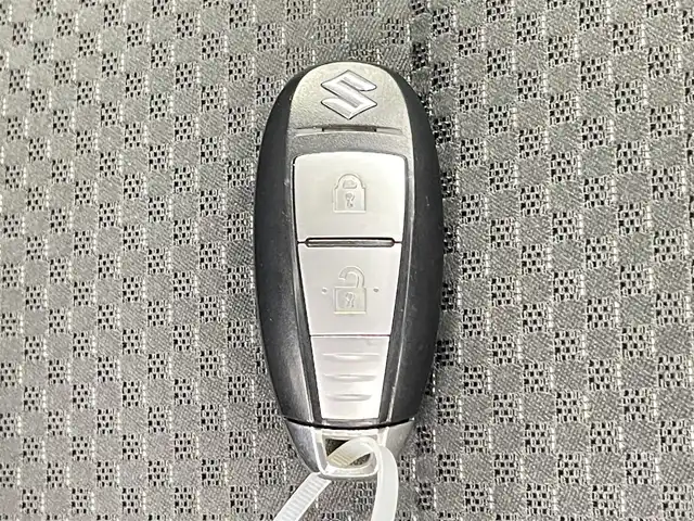 スズキ スイフト RS 千葉県 2014(平26)年 3.7万km プレミアムシルバーメタリック 社外7インチナビ/・フルセグTV・CD/DVD・FM/AM/クルーズコントロール/横滑り防止装置/アイドリングストップ/フォグランプ/ウィンカーミラー/電動格納ミラー/純正16インチAW/シートリフター/ステアリングヒーター/ステアリングスイッチ/プッシュスタート/スマートキー/フロアマット/ドアバイザー/スペアキー/取扱説明書/保証書