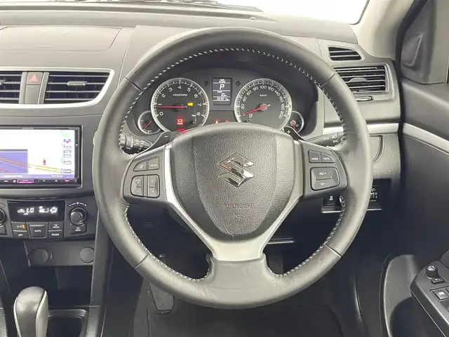 スズキ スイフト RS 千葉県 2014(平26)年 3.7万km プレミアムシルバーメタリック 社外7インチナビ/・フルセグTV・CD/DVD・FM/AM/クルーズコントロール/横滑り防止装置/アイドリングストップ/フォグランプ/ウィンカーミラー/電動格納ミラー/純正16インチAW/シートリフター/ステアリングヒーター/ステアリングスイッチ/プッシュスタート/スマートキー/フロアマット/ドアバイザー/スペアキー/取扱説明書/保証書