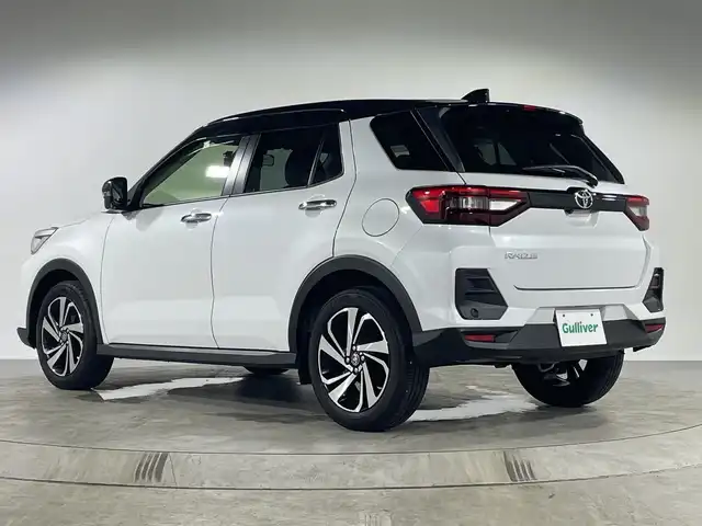 トヨタ ライズ Z 福岡県 2022(令4)年 0.8万km ブラックマイカメタリック/シャイニングホワイトパール 禁煙車/純正メモリナビ/・CD/BT/AUX/ワンセグTV/・全方位モニター/スマートアシスト/コーナーセンサー/電子パーキング/・ブレーキホールド/シートヒーター(D/N)/ドライブレコーダー前後/ETC/革巻きステアリング/・ステアリングリモコン/LEDヘッドライト/・オートライト/・フォグランプ/スマートキー/・プッシュスタート/・スペアキー