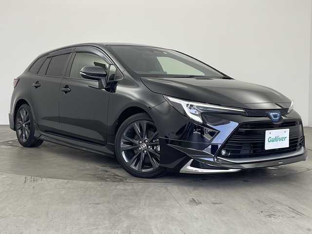 トヨタ カローラツーリング ハイブリッド ダブルバイビー 兵庫県 2023(令5)年 2.3万km アティチュードブラックマイカ ・純正8インチディスプレイオーディオ/　Bluetoothオーディオ/　USB接続/　フルセグテレビ/・バックカメラ/・ビルドインETC/・Toyota Safety Sense/　プリクラッシュセーフティ/　レーンディパーチャーアラート/　オートマチックハイビーム/・先行車発進告知機能/・パーキングサポートブレーキ（前後方静止物）/・車両接近通報装置/・レーダークルーズコントロール/・前方ドライブレコーダー/・社外フロアマット/・ハーフレザーシート/・シートヒーター（運転席・助手席）/・モデリスタエアロパーツ（フロント）/・純正17インチアルミホイール/・ABS/・横滑り防止機能/・前後コーナーセンサー/・盗難防止装置/・オートライト/・LEDヘッドライト/・Wエアバック/・スマートキー/・AACエアコン