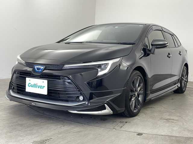 トヨタ カローラツーリング ハイブリッド ダブルバイビー 兵庫県 2023(令5)年 2.3万km アティチュードブラックマイカ ・純正8インチディスプレイオーディオ/　Bluetoothオーディオ/　USB接続/　フルセグテレビ/・バックカメラ/・ビルドインETC/・Toyota Safety Sense/　プリクラッシュセーフティ/　レーンディパーチャーアラート/　オートマチックハイビーム/・先行車発進告知機能/・パーキングサポートブレーキ（前後方静止物）/・車両接近通報装置/・レーダークルーズコントロール/・前方ドライブレコーダー/・社外フロアマット/・ハーフレザーシート/・シートヒーター（運転席・助手席）/・モデリスタエアロパーツ（フロント）/・純正17インチアルミホイール/・ABS/・横滑り防止機能/・前後コーナーセンサー/・盗難防止装置/・オートライト/・LEDヘッドライト/・Wエアバック/・スマートキー/・AACエアコン