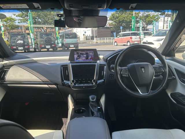 トヨタ クラウン ハイブリッド RS 鳥取県 2018(平30)年 7.6万km ホワイトパールクリスタルシャイン レザーパッケージ/・ホワイト＆ブラックコンビシート/・前席シートヒーター/・前席ベンチレーション/・前席パワーシート/サンルーフ/メーカーナビ/・フルセグ/・Bluetooth/パノラミックビューモニター/TRDスポーツエアロ/モデリスタフェンダーガーニッシュ/スマートキー/プッシュスタート/ビルトインETC2.0/純正ドライブレコーダー/ヘッドアップディスプレイ/プリクラッシュセーフティ/LEDヘッドライト/オートマチックハイビーム/W＆サイドエアバック /カーテンエアバック
