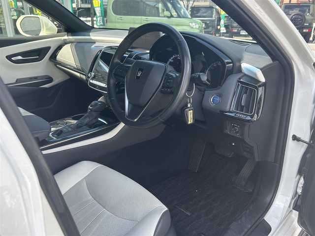 トヨタ クラウン ハイブリッド RS 鳥取県 2018(平30)年 7.6万km ホワイトパールクリスタルシャイン レザーパッケージ/・ホワイト＆ブラックコンビシート/・前席シートヒーター/・前席ベンチレーション/・前席パワーシート/サンルーフ/メーカーナビ/・フルセグ/・Bluetooth/パノラミックビューモニター/TRDスポーツエアロ/モデリスタフェンダーガーニッシュ/スマートキー/プッシュスタート/ビルトインETC2.0/純正ドライブレコーダー/ヘッドアップディスプレイ/プリクラッシュセーフティ/LEDヘッドライト/オートマチックハイビーム/W＆サイドエアバック /カーテンエアバック