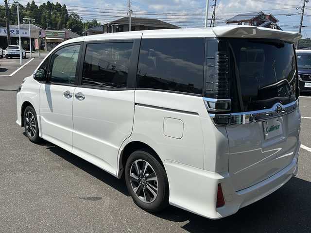 トヨタ ヴォクシー ZS 煌Ⅲ 鹿児島県 2021(令3)年 4.2万km ホワイトパールクリスタルシャイン セーフティセンス/フリップダウンモニター/純正10インチナビ/　　CD/DVD/BT/フルセグ/バックカメラ/両側パワースライドドア/クルーズコントロール/LEDオートライト/合皮シート/純正16インチアルミホイール/リアオートエアコン/スマートキー/ETC