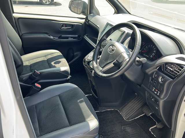 トヨタ ヴォクシー ZS 煌Ⅲ 鹿児島県 2021(令3)年 4.2万km ホワイトパールクリスタルシャイン セーフティセンス/フリップダウンモニター/純正10インチナビ/　　CD/DVD/BT/フルセグ/バックカメラ/両側パワースライドドア/クルーズコントロール/LEDオートライト/合皮シート/純正16インチアルミホイール/リアオートエアコン/スマートキー/ETC