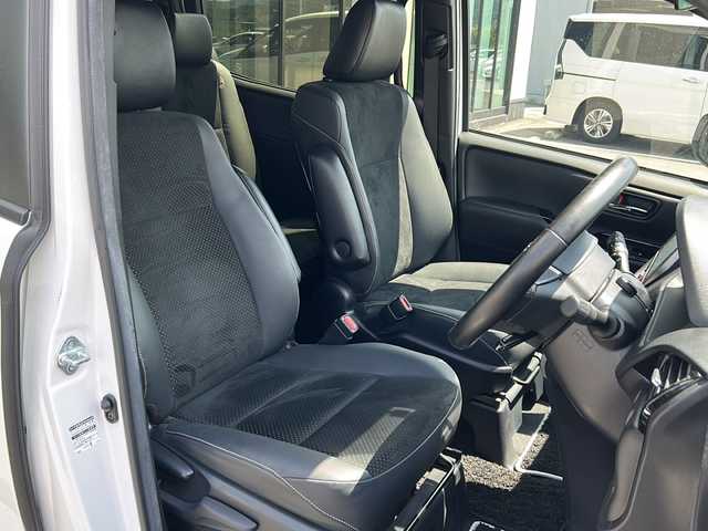 トヨタ ヴォクシー ZS 煌Ⅲ 鹿児島県 2021(令3)年 4.2万km ホワイトパールクリスタルシャイン セーフティセンス/フリップダウンモニター/純正10インチナビ/　　CD/DVD/BT/フルセグ/バックカメラ/両側パワースライドドア/クルーズコントロール/LEDオートライト/合皮シート/純正16インチアルミホイール/リアオートエアコン/スマートキー/ETC