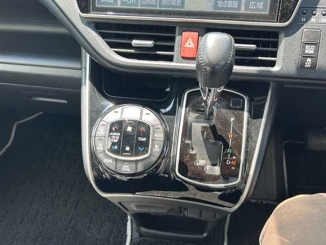 トヨタ ヴォクシー ZS 煌Ⅲ 鹿児島県 2021(令3)年 4.2万km ホワイトパールクリスタルシャイン セーフティセンス/フリップダウンモニター/純正10インチナビ/　　CD/DVD/BT/フルセグ/バックカメラ/両側パワースライドドア/クルーズコントロール/LEDオートライト/合皮シート/純正16インチアルミホイール/リアオートエアコン/スマートキー/ETC