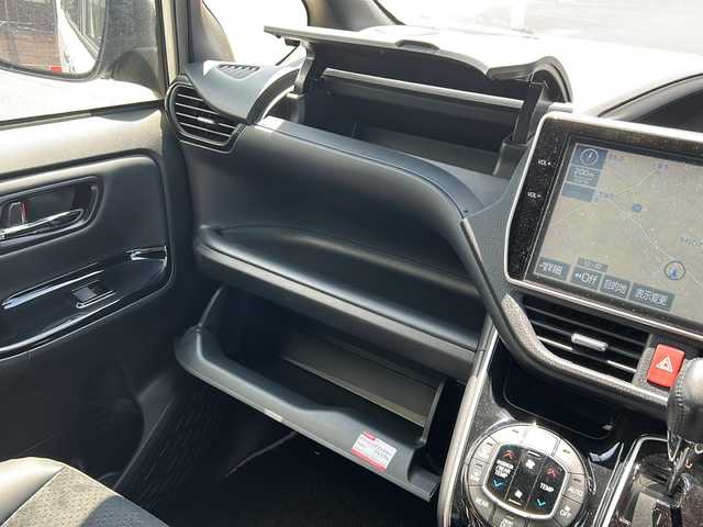 トヨタ ヴォクシー ZS 煌Ⅲ 鹿児島県 2021(令3)年 4.2万km ホワイトパールクリスタルシャイン セーフティセンス/フリップダウンモニター/純正10インチナビ/　　CD/DVD/BT/フルセグ/バックカメラ/両側パワースライドドア/クルーズコントロール/LEDオートライト/合皮シート/純正16インチアルミホイール/リアオートエアコン/スマートキー/ETC