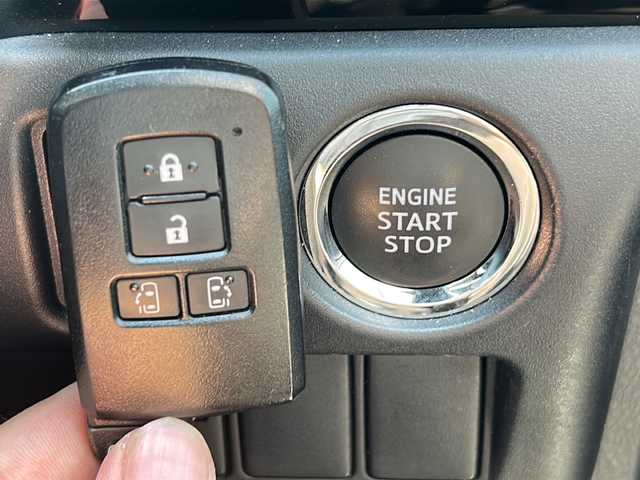 トヨタ ヴォクシー ZS 煌Ⅲ 鹿児島県 2021(令3)年 4.2万km ホワイトパールクリスタルシャイン セーフティセンス/フリップダウンモニター/純正10インチナビ/　　CD/DVD/BT/フルセグ/バックカメラ/両側パワースライドドア/クルーズコントロール/LEDオートライト/合皮シート/純正16インチアルミホイール/リアオートエアコン/スマートキー/ETC