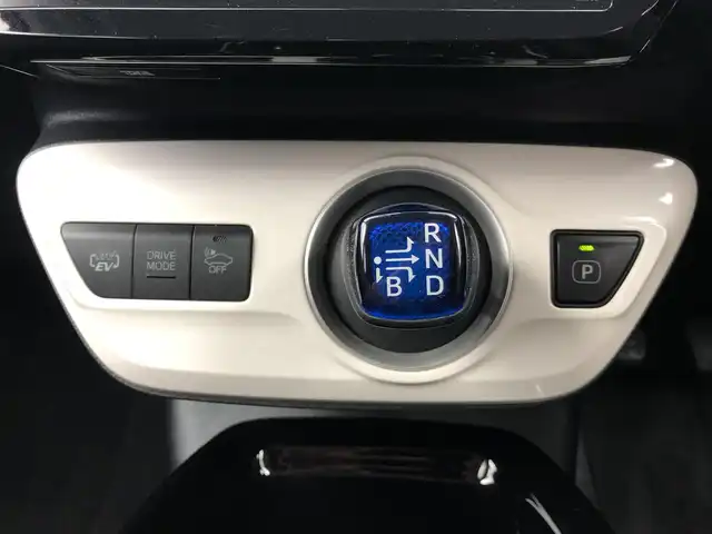 トヨタ プリウス ＰＨＶ A 愛知県 2017(平29)年 5.3万km ホワイトパールクリスタルシャイン トヨタセーフティーセンス/・プリクラッシュセーフティー/・衝突軽減防止/・レーダークルーズコントロール/・クリアランスソナー/・セーフティーセンスパーキングシステム/純正ナビゲーション/・フルセグTV/・Bluetooth/バックカメラ/ワイパーデアイサー/ステアリングリモコン/ステアリングヒーター/シートヒーター（D/N）/純正ドライブレコーダー/LEDライト/ETC2.0